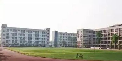 <b>彭州市中等石化工業(yè)學(xué)校</b>